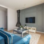 Een modern tv meubel met sfeerhaard in een stijlvolle woonkamer, die warmte en gezelligheid uitstraalt.