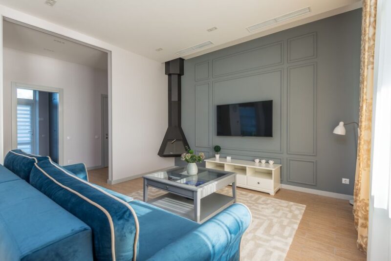 Een modern tv meubel met sfeerhaard in een stijlvolle woonkamer, die warmte en gezelligheid uitstraalt.